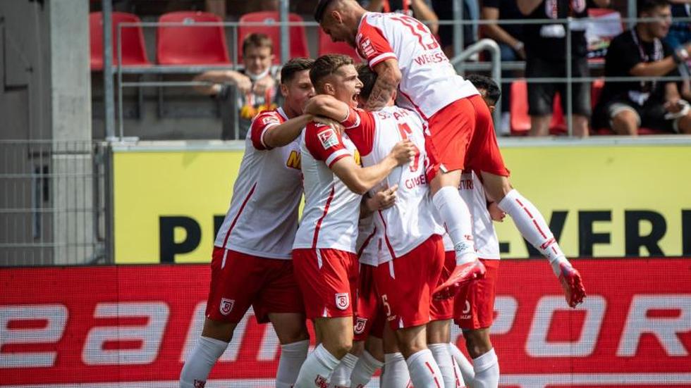 2. Liga Regensburg bezwingt Schalke KSC mit Remis gegen Bremen
