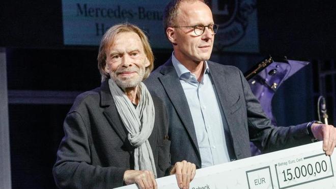 Schauspieler: Der Schauspieler Volker Lechtenbrink (l) erhält von Matthias Kallis, Leiter Mercedes-Benz Hamburg, den mit 15.000 Euro dotierten Gustaf-Gründgens-Preises 2021.