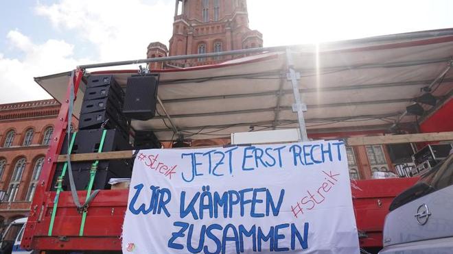 Tarife: Ein Transparent mit der Aufschrift «Jetzt erst recht - wir kämpfen zusammen» ist vor dem Roten Rathaus zu sehen.