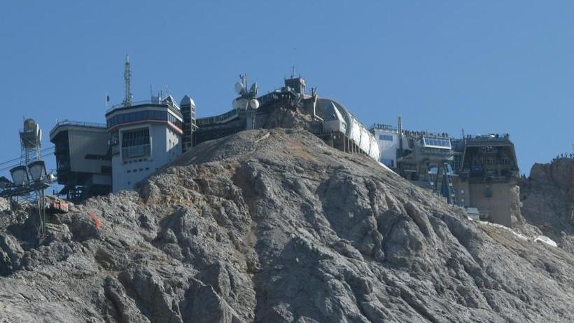 Notflle Gebude stehen auf dem Zugspitzgipfel