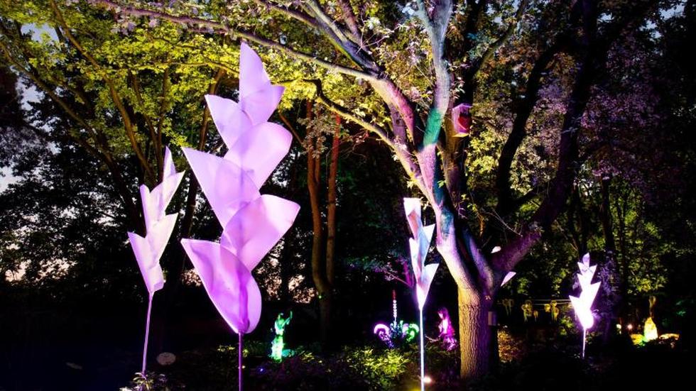 Besondere Abendstimmung Lichtkunst im Park der Gärten in Bad