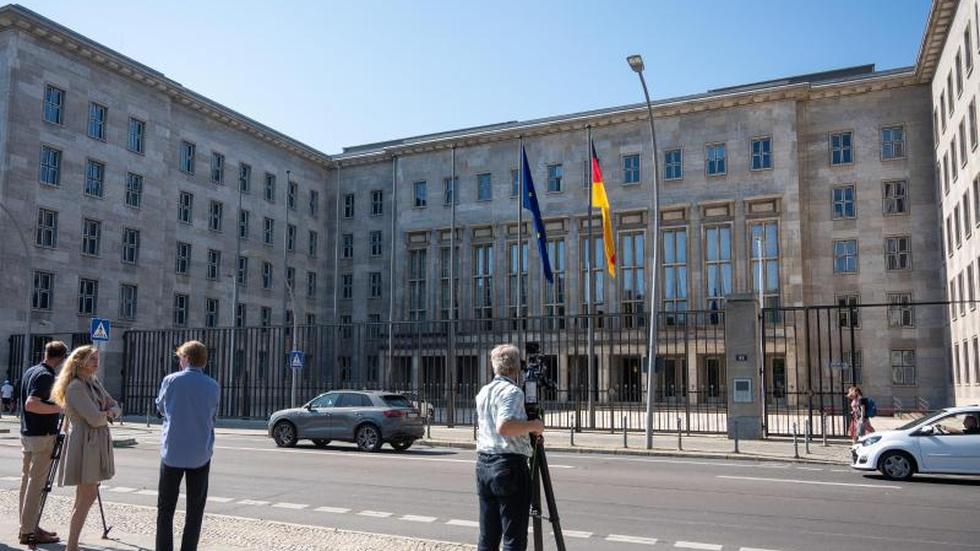 Ermittlung gegen Zoll-Einheit: Nach Razzia im Finanzministerium: Scholz ...
