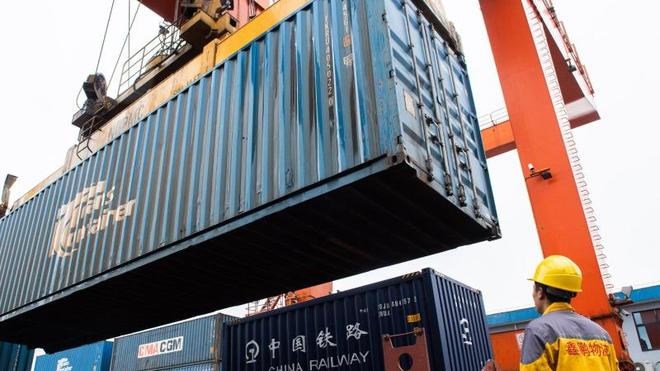 Wirtschaftspolitik: Ein Container wird am Nordbahnhof von Changsha verladen. .