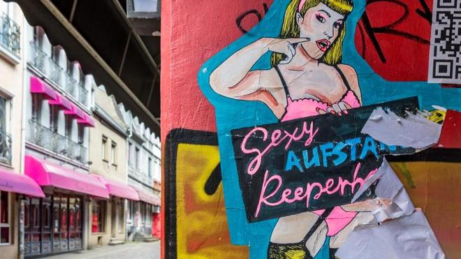 Gesellschaft: Vergangenes Jahr war die Herbertstrasse in Hamburg teils menschenleer. Viele Sexarbeitende sind während des Lockdowns in die Illegalität abgewandert - und dort geblieben.