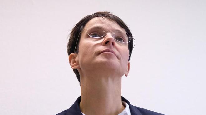 Prozesse: Frauke Petry, frühere Parteivorsitzende der AfD, steht in einem Saal des Langerichts.