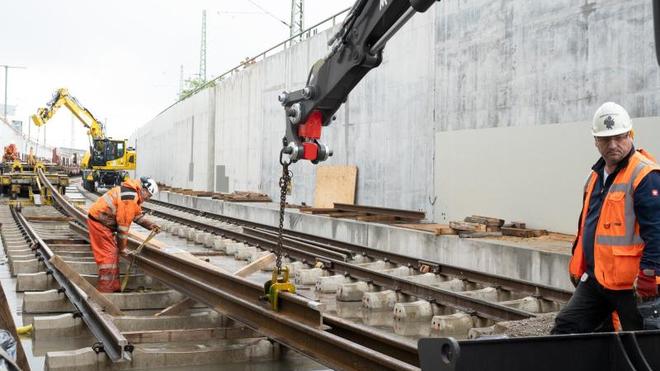 Bahn: Die ersten Schienen für die Tunnel des Bahnprojekts Stuttgart 21 werden abgeladen.