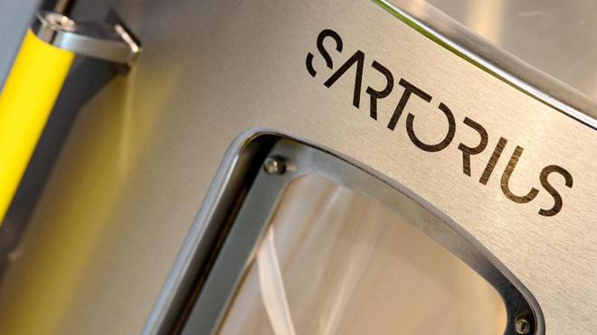 Pharma: Der Schriftzug der Sartorius AG ist an einem Bioreaktoren "Biostat STR" zu sehen.