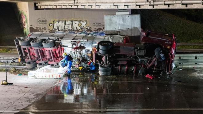 Unfälle: Tanklaster Umgekippt: Gefahrgut Läuft Aus, A1 Voll Gesperrt ...