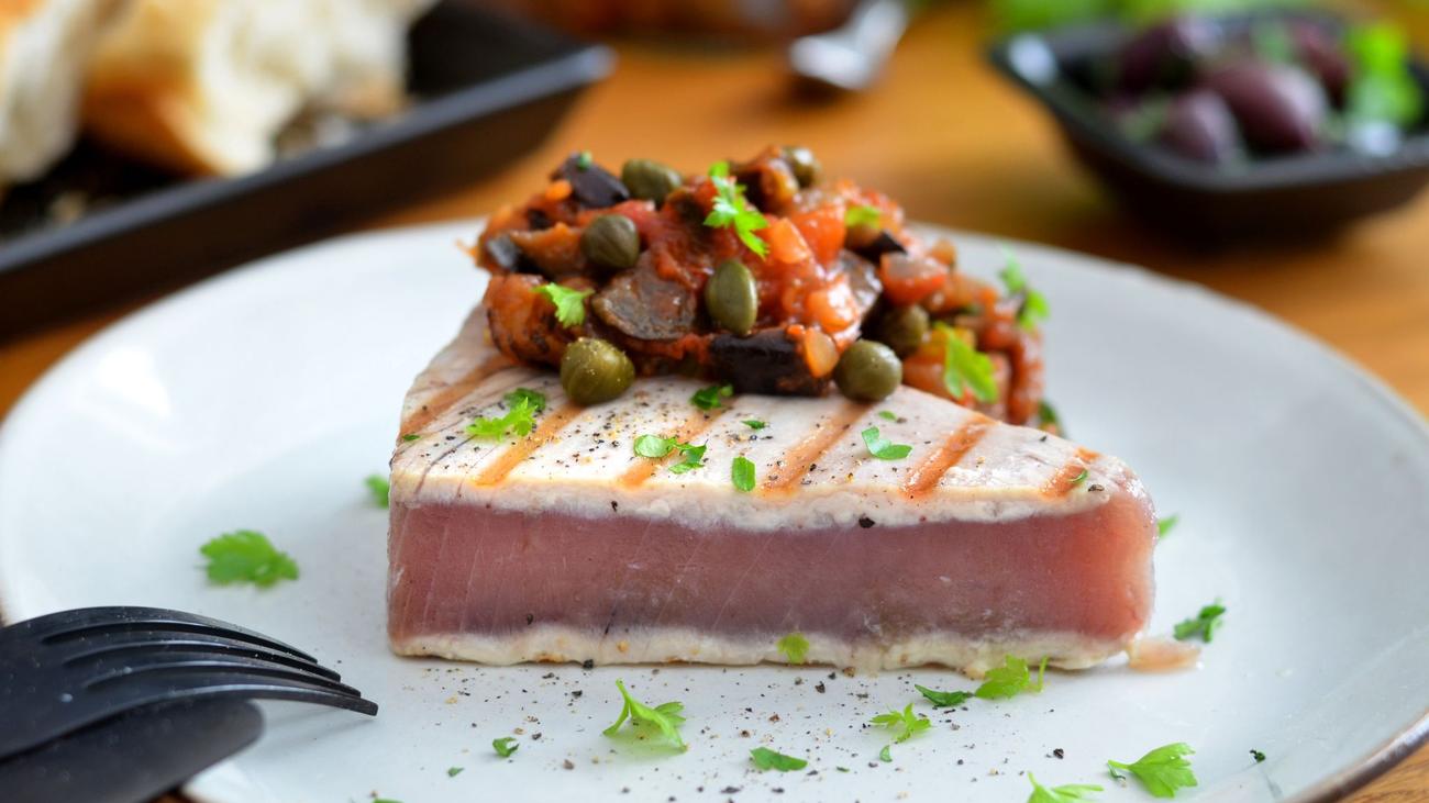 Wenn Gemüse auf Meer trifft: Rezept für Thunfischsteaks mit Caponata ...