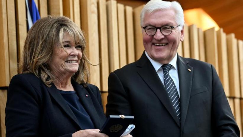 Sängerin: Wencke Myhre mit Bundesverdienstkreuz ausgezeichnet | DIE ZEIT