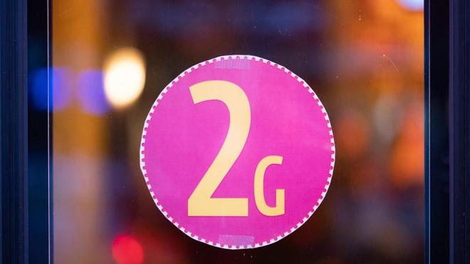 Landtag: Ein Aufkleber an einer Glastür weist auf die 2G-Regel hin.