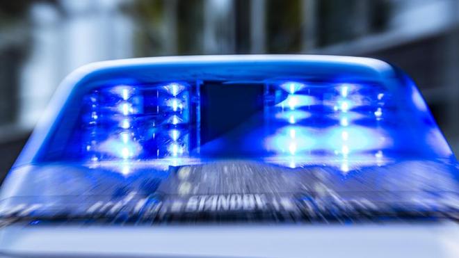 Notfälle: Das Blaulicht an einem Polizeiwagen blinkt.