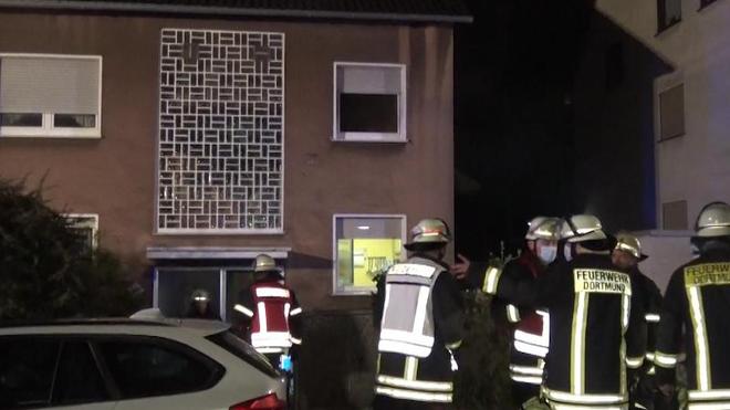 Musik: Feuerwehr steht bei Löscharbeiten vor einem Zweifamilienhaus im Stadtteil Berghofen.