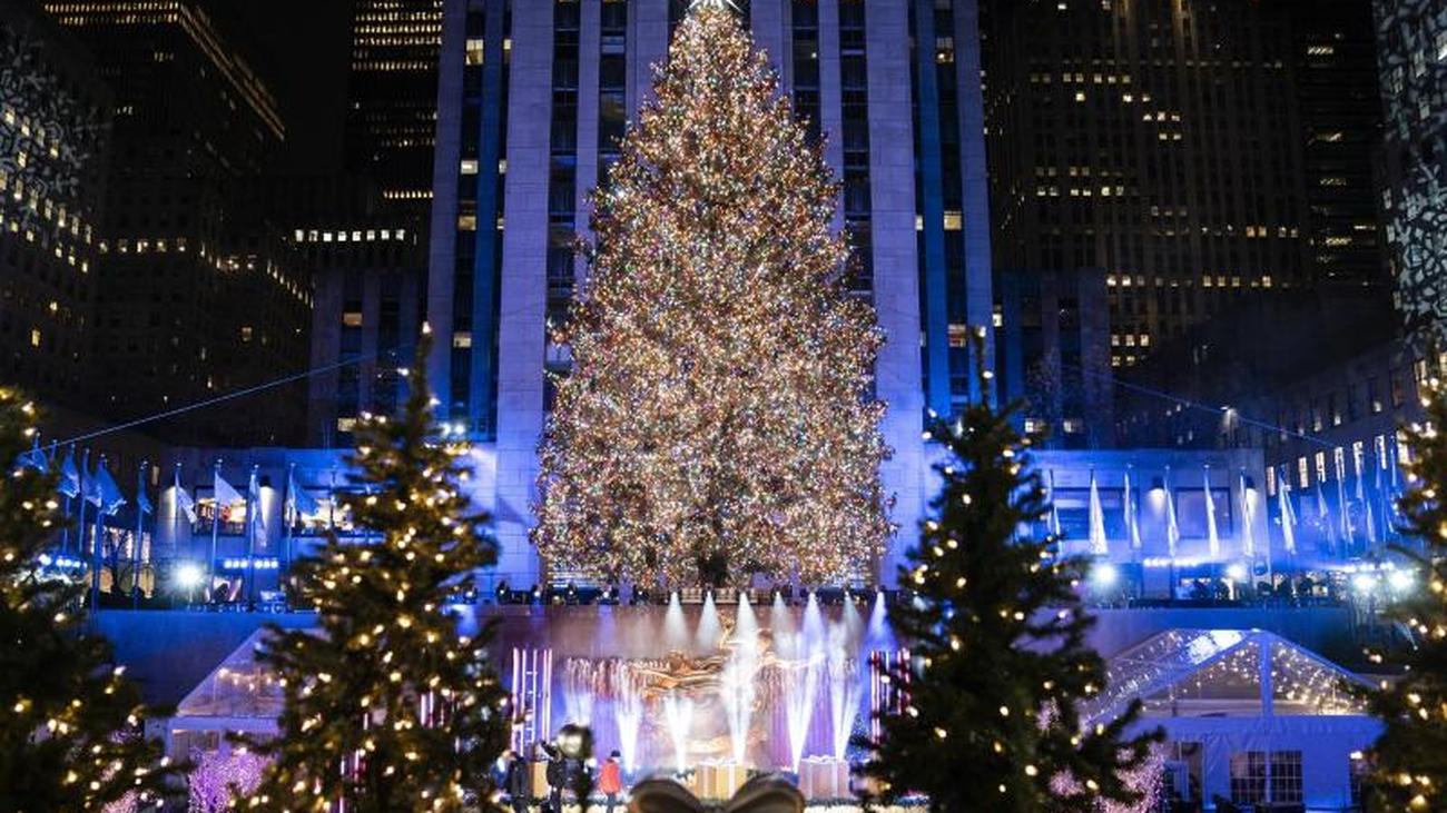 Manhattan leuchtet wieder Lichter am RockefellerWeihnachtsbaum in New