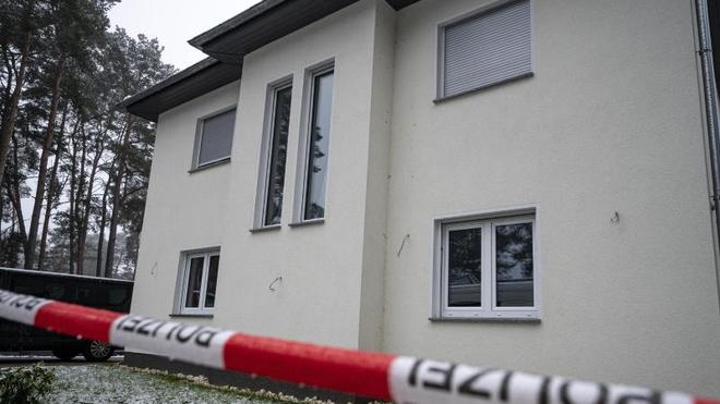 Kriminalität: Das Einfamilienhaus in Senzig, einem Ortsteil der Stadt Königs Wusterhausen im Landkreis Dahme-Spreewald, ist abgesperrt. Die Polizei hat dort fünf Tote in einem Wohnhaus gefunden.