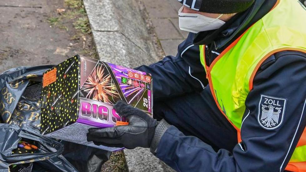 Feiertage Zoll Kontrolliert Reisende Auf Nicht Zugelassenes Feuerwerk 