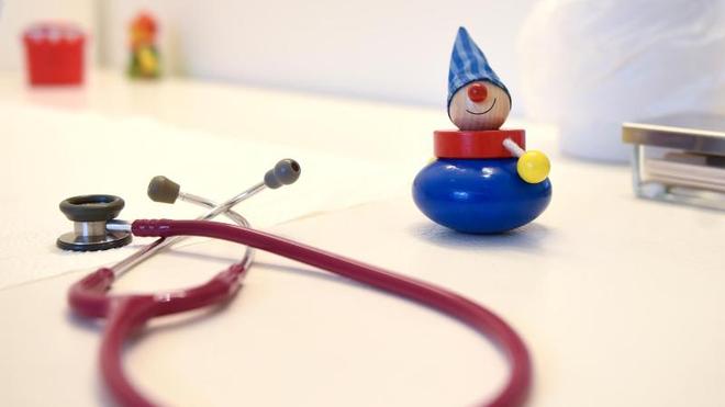 Jahreswechsel: Ein Stethoskop und Kinderspielzeug liegen auf einem Tisch.