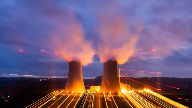 Atomkraft: Dampf steigt aus den Kühltürmen des Atomkraftwerks Grohnde auf.