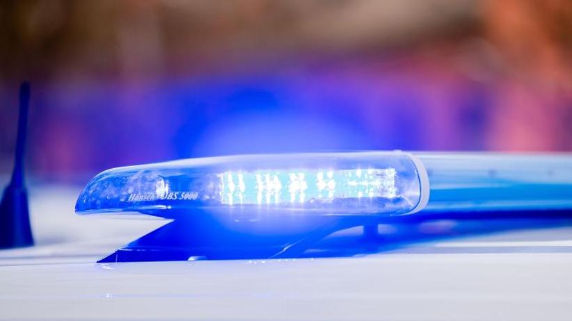 Kriminalität: Das Blaulicht eines Polizeifahrzeuges leuchtet.