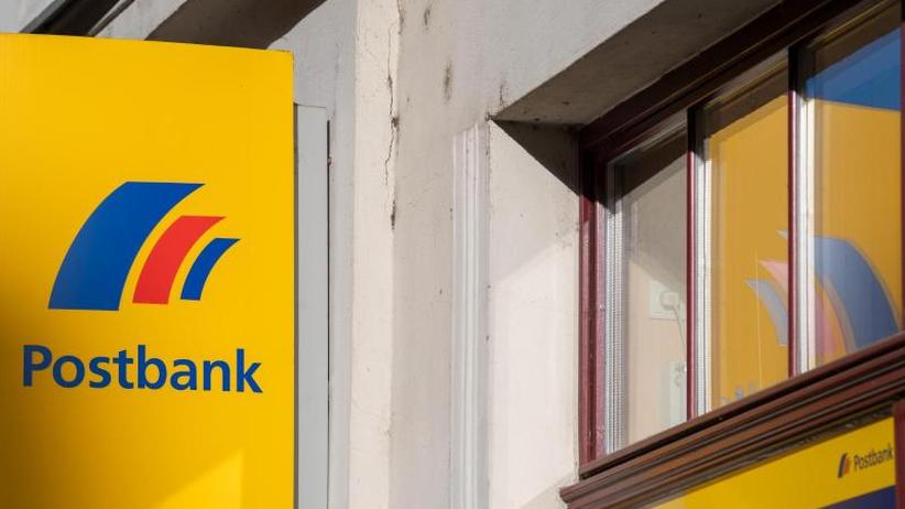 Tarife: Ein Schild mit dem Logo der Postbank ist an der Fassade einer Bankfiliale angebracht.