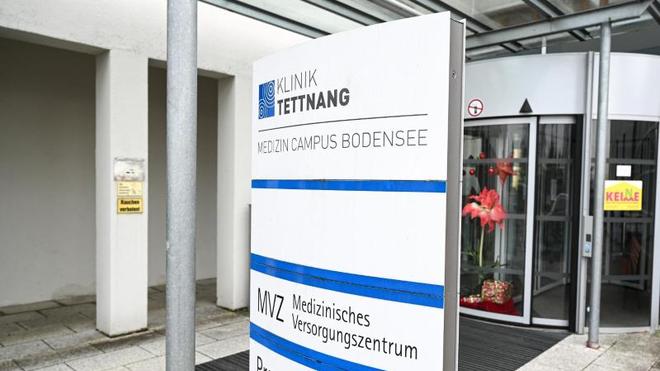Gesundheit: Eine Stele mit der Aufschrift «Klinik Tettnang - Medizin Campus Bodensee» steht vor dem Eingang.