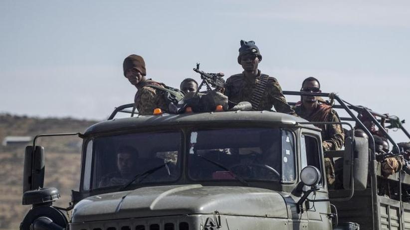 Hunger: Äthiopische Regierungssoldaten fahren auf einem Lastwagen durch die Region Tigray im Norden Äthiopiens.