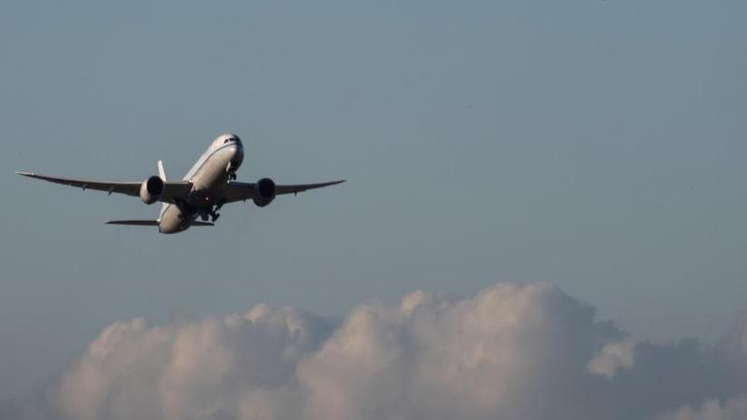 Luftverkehr: Eine Passagiermaschine startet von einem Flughafen.