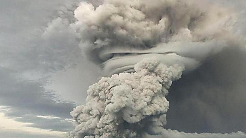 Untersee-Vulkan: Über dem Vulkan Hunga-Tonga-Hunga-Ha'apai steigt eine große Asche-, Dampf- und Gaswolke über dem Meeresspiegel auf.