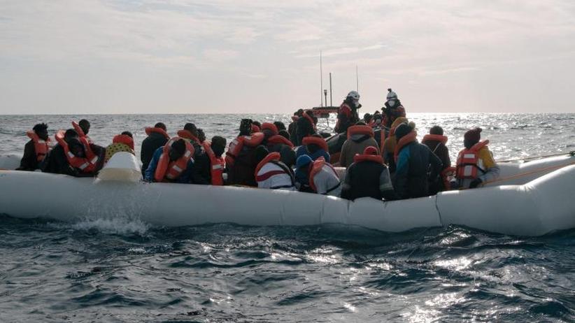 Mittelmeer: Menschen in einem in Not geratenen Boot auf dem Mittelmeer.