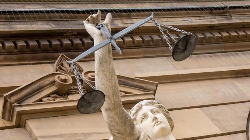 Prozesse: Vor dem Landgericht in Ulm hält eine Statue der Justitia eine Waagschale.