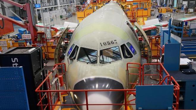 Flugzeugbauer: Ein A321-Jet in der Montagehalle im Airbus-Werk in Hamburg-Finkenwerder.