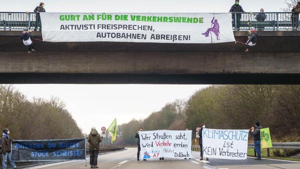 Demonstrationen: Klimaaktivisten Seilen Sich Von Autobahnbrücke Ab ...