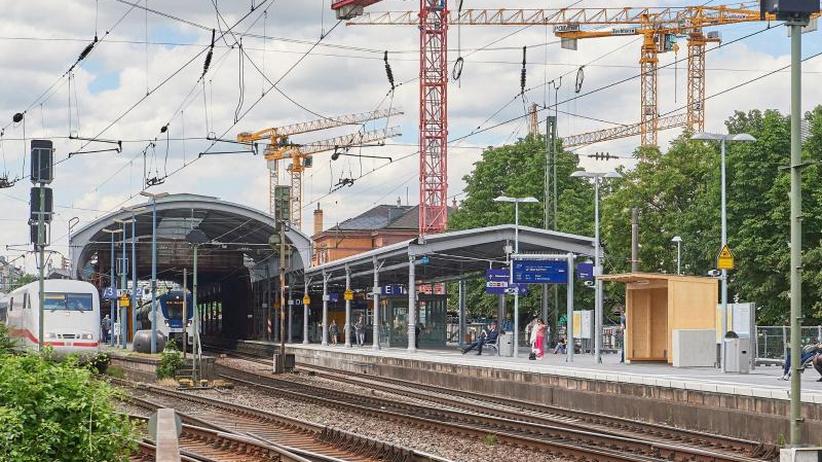 Kriminalität: Hinter dem ersten Gleis des Bonner Hauptbahnhofs sind Baukräne zu sehen.