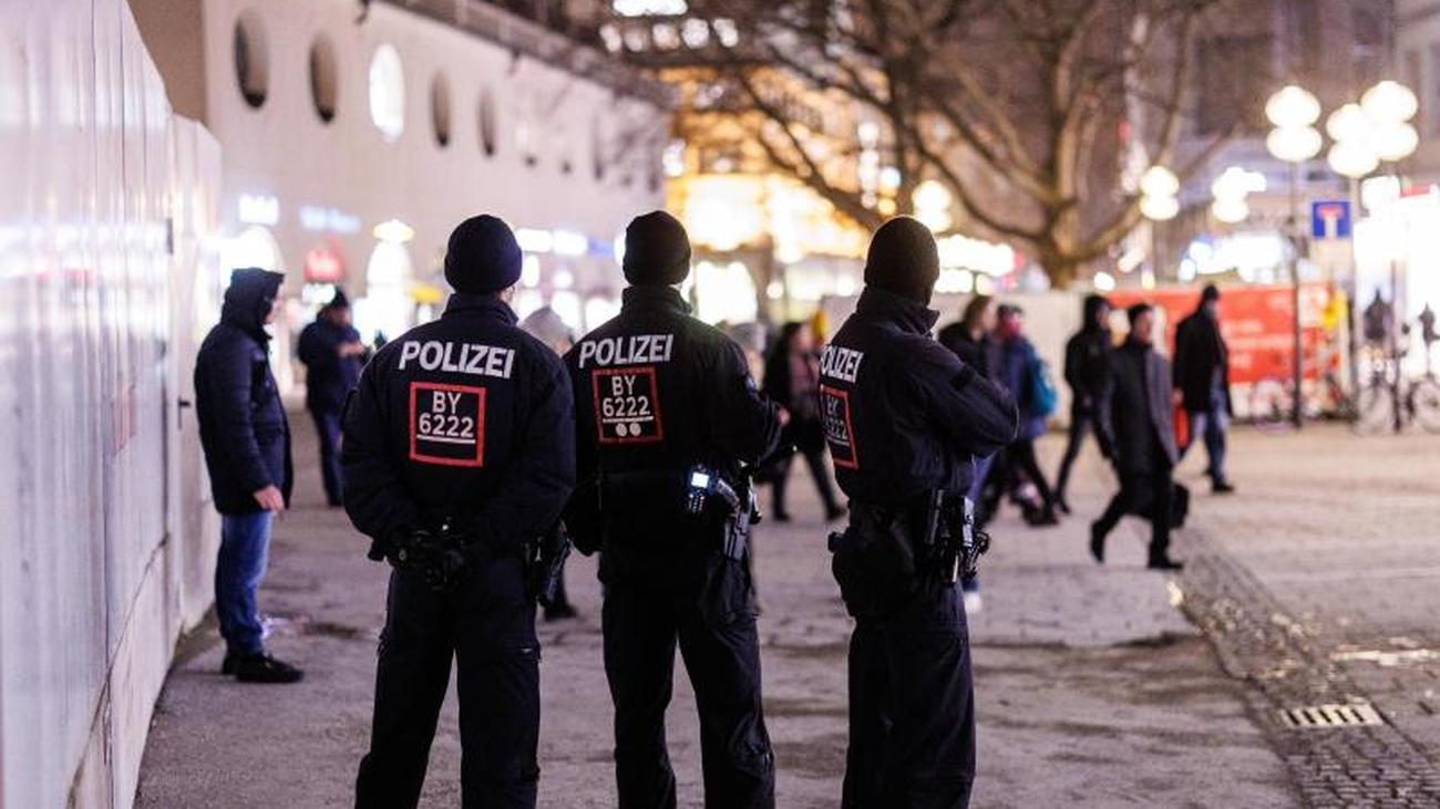 Gesundheit: München: Tausende Menschen Demonstrieren Gegen Corona ...