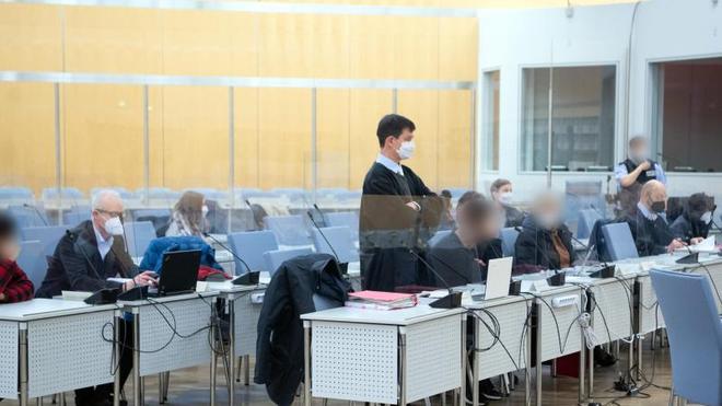 Prozesse: Die Angeklagten sitzen mit ihren Rechtsanwälten im Gerichtssaal. Die Familie aus Oberhausen soll den IS finanziell unterstützt haben.
