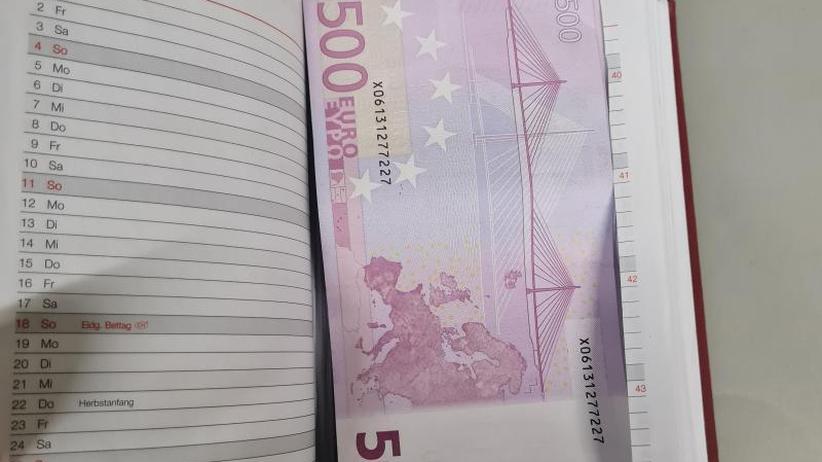 Kriminalit t Zoll Findet Bargeld In Ausgeh hltem Kalender ZEIT ONLINE