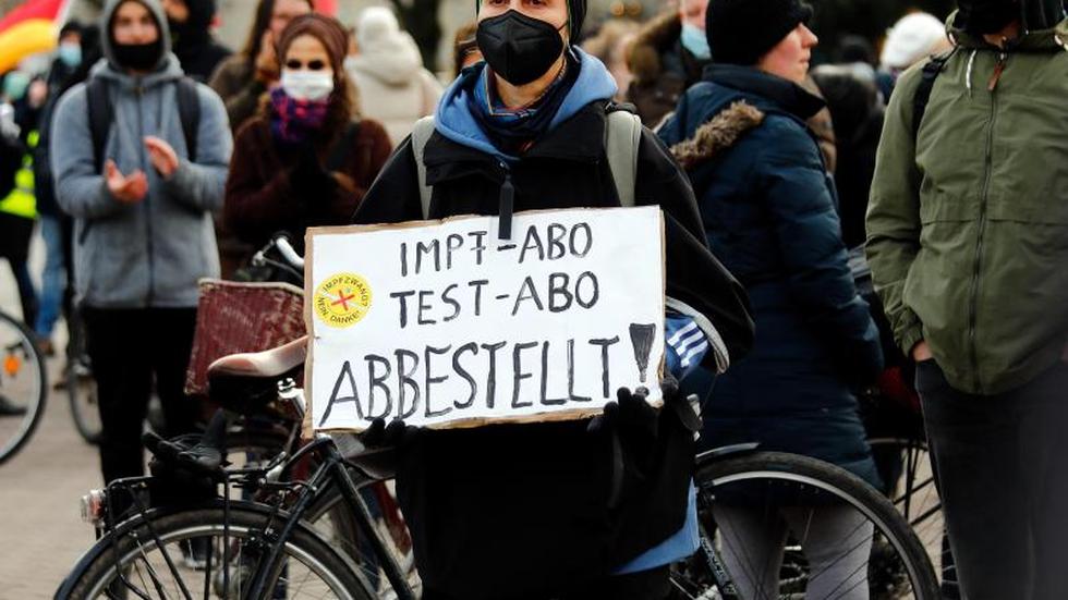 Demonstrationen: Hunderte Demonstrieren In Berlin Gegen Corona ...