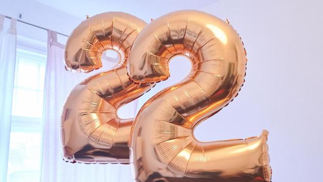 Gesellschaft: Zwei goldene Luftballons in Form der Zahl «Zwei» hängen von einer Decke.