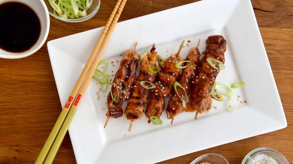Grillhähnchen auf Japanisch: Rezept für Yakitori-Spieße mit Sesam ...