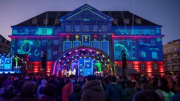 Luxemburg: Das Rathaus in Esch-sur-Alzette wird bei der Eröffnung von Esch 2022 als Kulturhauptstadt Europas farbenprächtig als Raketenzentrale angestrahlt.