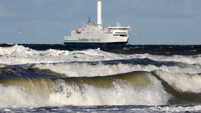 Konflikte: Eine Scandlines-Fähre läuft während hoher Wellen den Rostocker Hafen an.