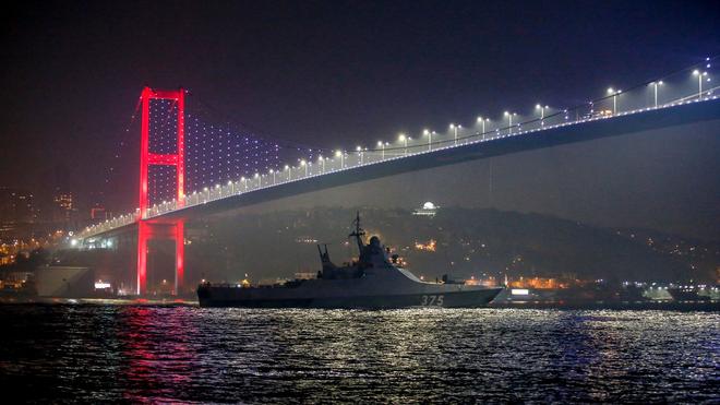 Bosporus: Ein Patrouillenboot der russischen Marine durchquert den Bosporus auf dem Weg zur russischen Flotte im Schwarzen Meer.