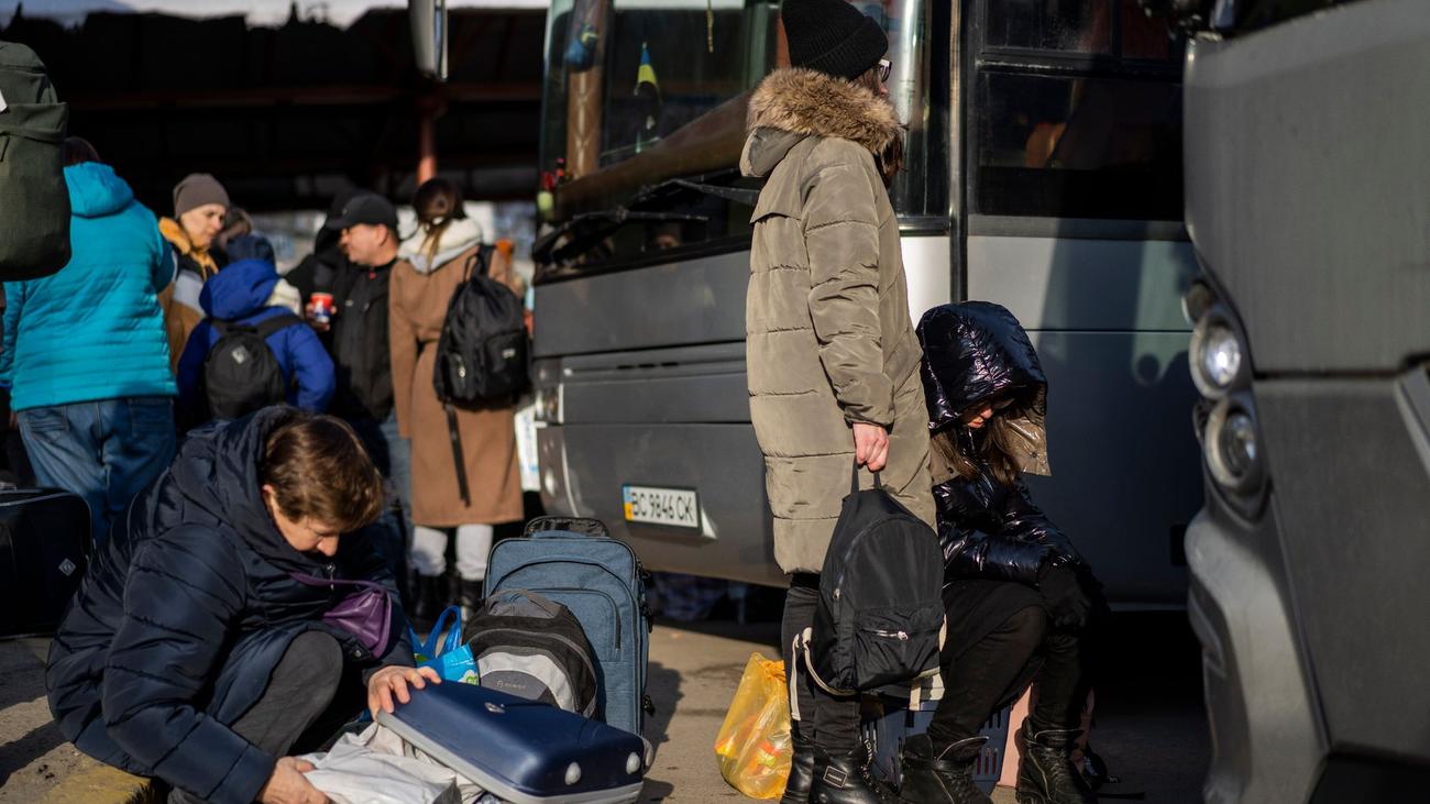 Russischer Angriff: UNHCR: 677.000 Menschen aus der Ukraine geflüchtet ...