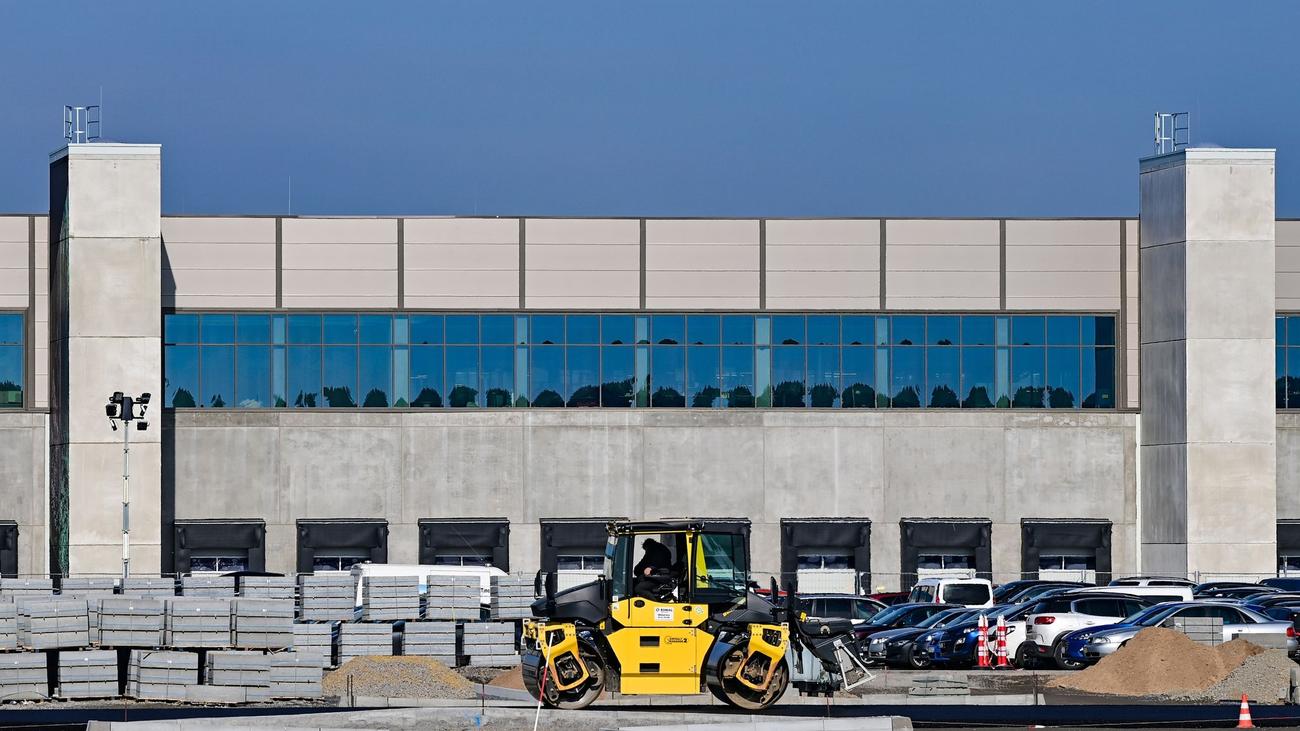 Auto TeslaFabrik in Brandenburg steht kurz vor Genehmigung ZEIT ONLINE