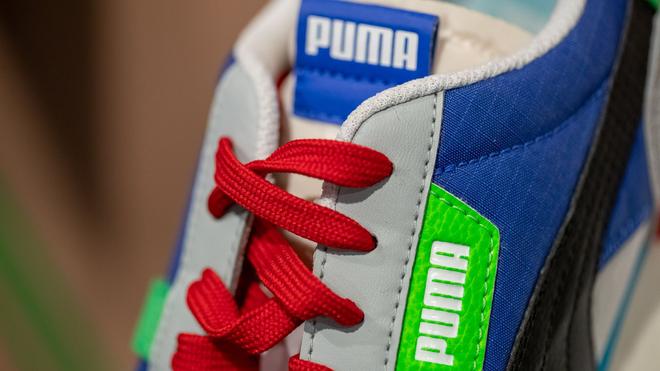 Ukraine-Krieg: Ein Schuh des Sportartikelherstellers Puma.
