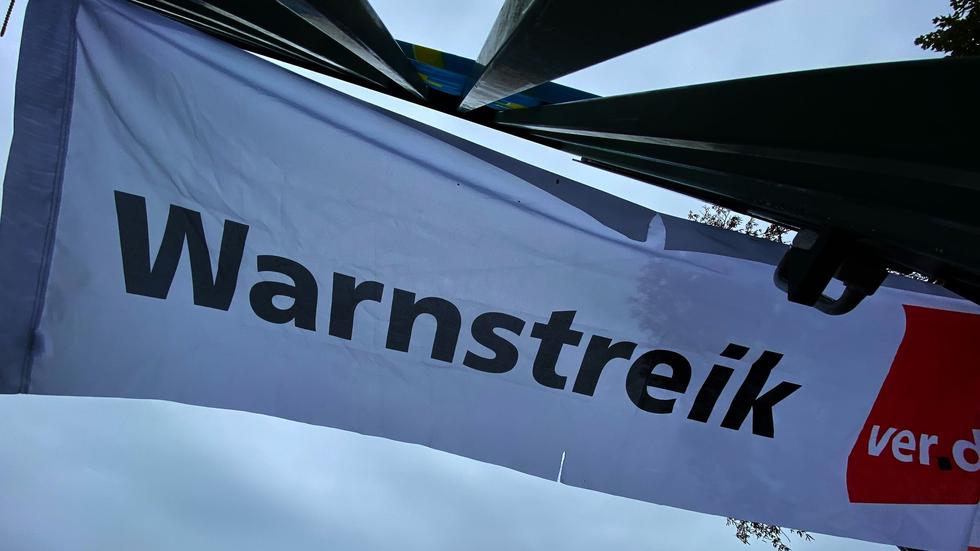 Streik: Ein Transparent bei einem Warnstreik der Gewerkschaft Verdi.