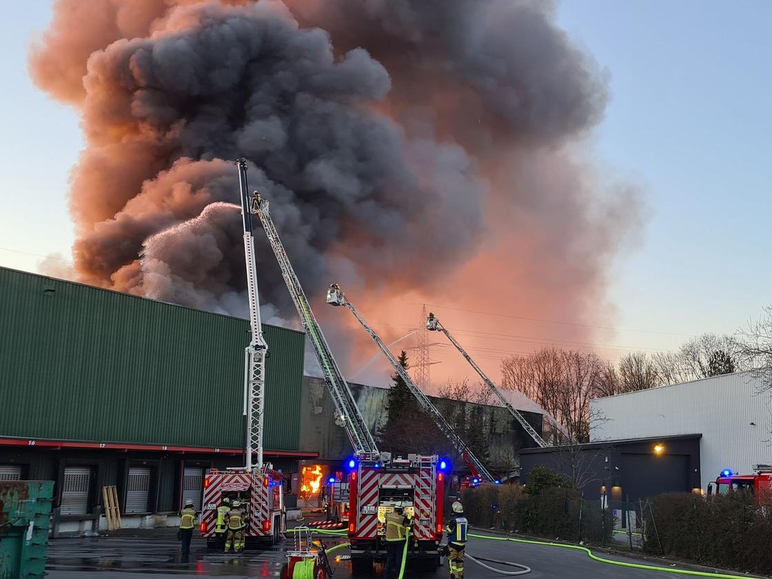 Essen: Aufräumen nach Großbrand in Möbellagerhalle: Ursache unklar | DIE  ZEIT