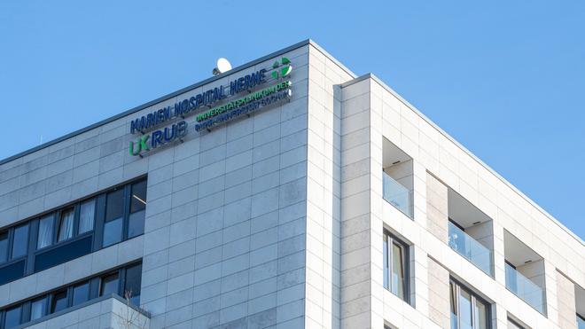 Bochum: Das Logo der RUB Universitätsklinik ist am Hauptgebäude des Marien Hospital in Herne zu sehen.
