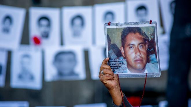 Kriminalität: Ein Mann zeigt das Bild seines 2009 verschwundenen Sohnes bei einem Protest in der mexikanischen Hauptstadt.)