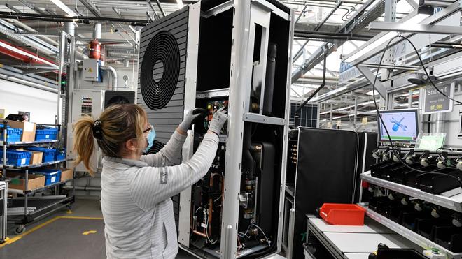 Energie: Eine Mitarbeiterin der Firma Vaillant montiert eine Wärmepumpe im Stammwerk des Unternehmens in Remscheid.
